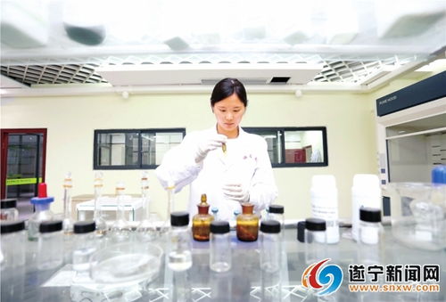 四川石墨烯应用产业技术研究院工作人员正在配制溶液